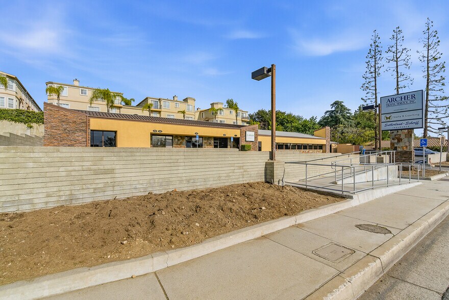 2943-2947 Foothill Blvd, La Crescenta, CA à louer - Photo du bâtiment - Image 2 de 68