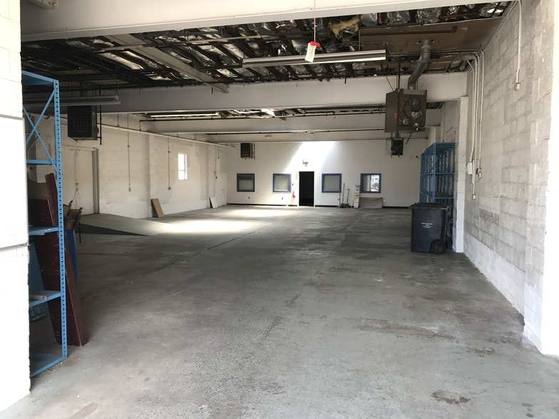 130 Railroad Ave, Hackensack, NJ for lease - Interior Photo - Image 2 of 5