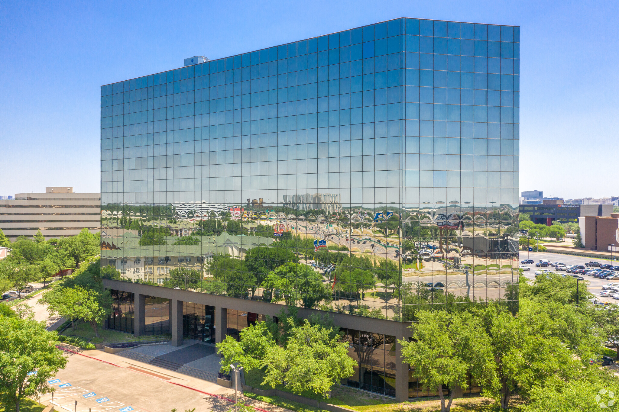 7800 N Stemmons Fwy, Dallas, TX à vendre Photo du bâtiment- Image 1 de 1