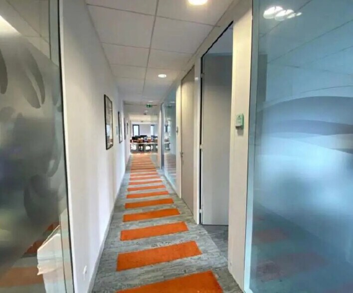 300 Allée Des Hêtres, Limonest for lease - Interior Photo - Image 3 of 9