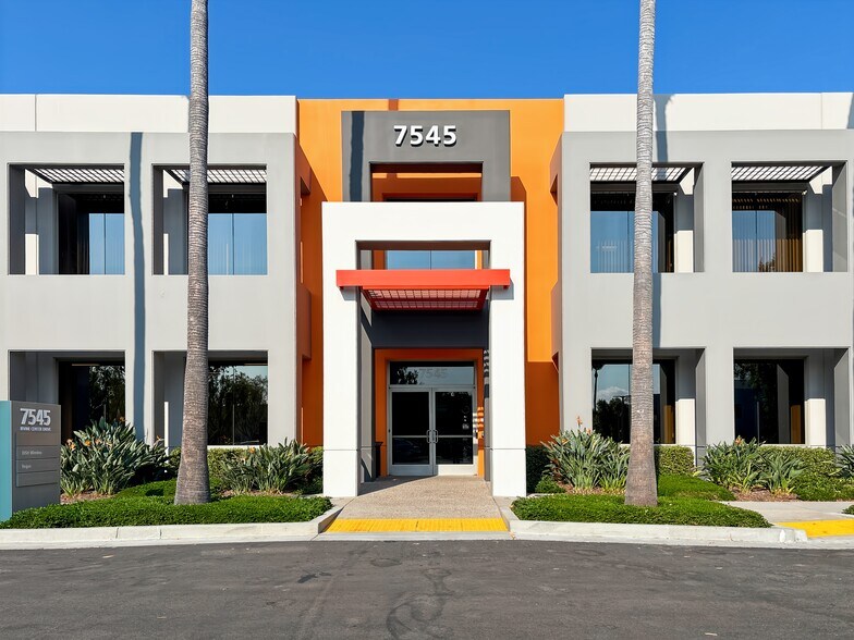 7545 Irvine Center Dr, Irvine, CA à louer - Photo du bâtiment - Image 2 de 20