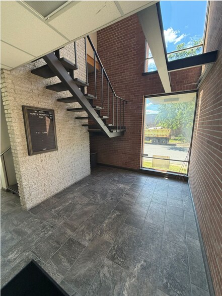 5120 Frolich Ln, Hyattsville, MD for sale - Interior Photo - Image 2 of 4