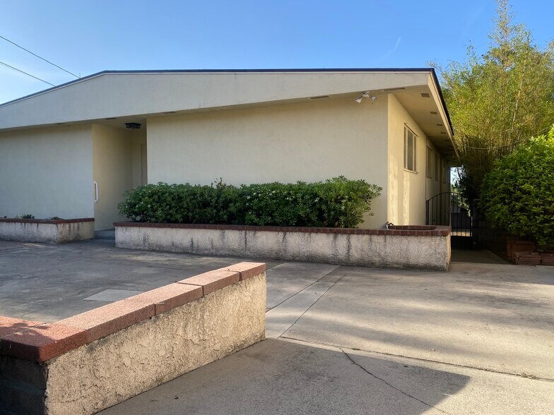212 N Lima St, Sierra Madre, CA à louer - Photo du bâtiment - Image 2 de 7