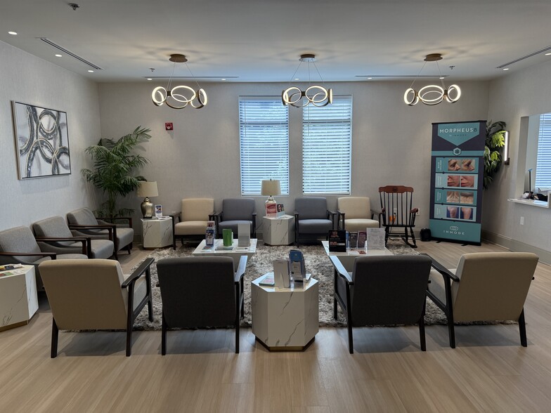 10475 Medlock Bridge Rd, Johns Creek, GA for lease - Building Photo - Image 3 of 13