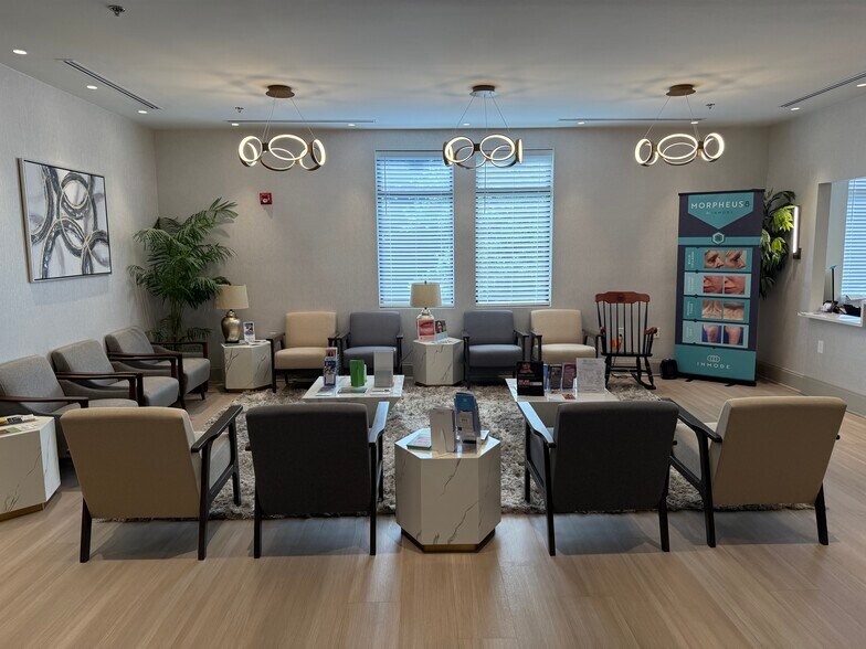 10475 Medlock Bridge Rd, Johns Creek, GA à louer - Photo du bâtiment - Image 3 de 13