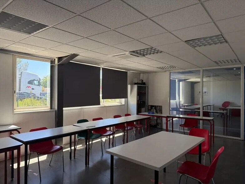 Flex in Mérignac for lease - Interior Photo - Image 3 of 4