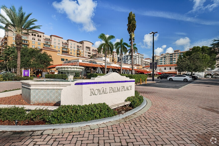 101 S Plaza Real, Boca Raton, FL à louer - Photo du bâtiment - Image 3 de 16