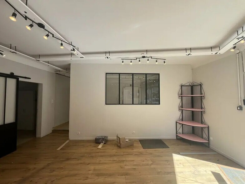 Retail in Graveson for sale - Interior Photo - Image 3 of 5