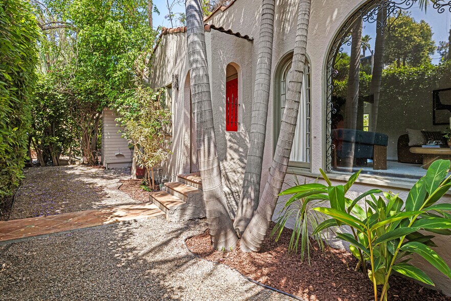 830 Robinson St, Los Angeles, CA à vendre - Photo du bâtiment - Image 2 de 34