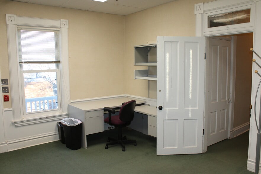 215 Fulton St, Geneva, IL for lease - Interior Photo - Image 3 of 14
