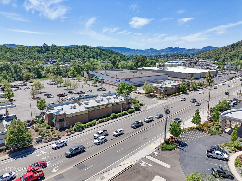 Newton Creek Retail Center portefeuille de 2 propriétés à vendre sur LoopNet.ca - Photo du bâtiment - Image 2 de 4