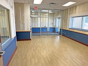 300-320 Lexington Rd, Versailles, KY for lease Interior Photo- Image 2 of 6