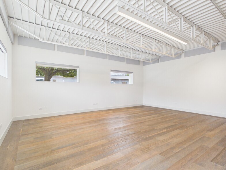 1111 Lagoon Dr, Dallas, TX à vendre - Photo du bâtiment - Image 3 de 23