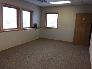 4357 13th Ave SW, Fargo, ND for sale Interior Photo- Image 2 of 3