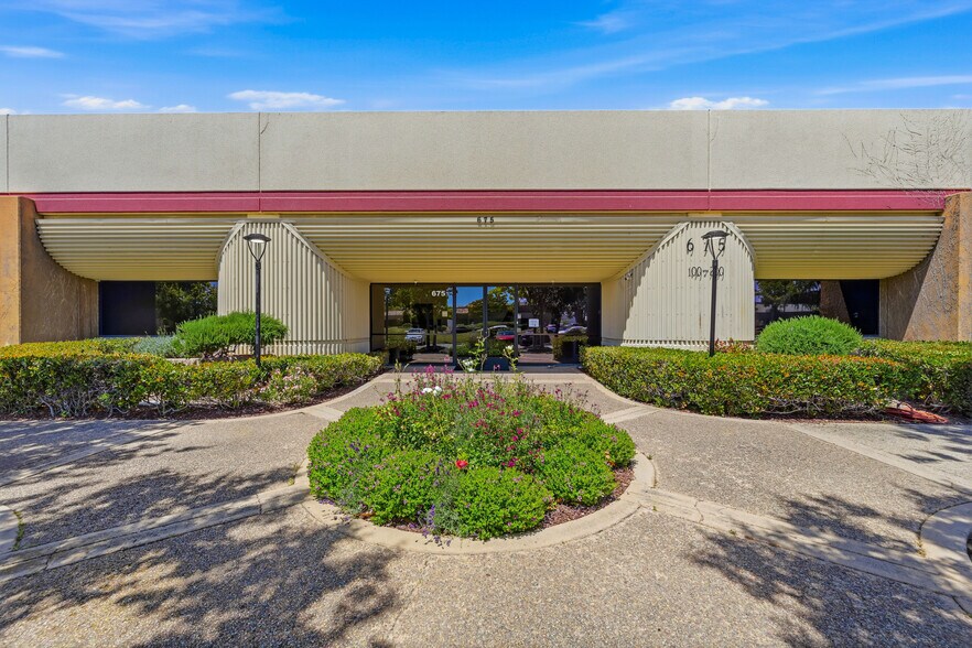 675 Sycamore Dr, Milpitas, CA à louer - Photo du bâtiment - Image 1 de 12