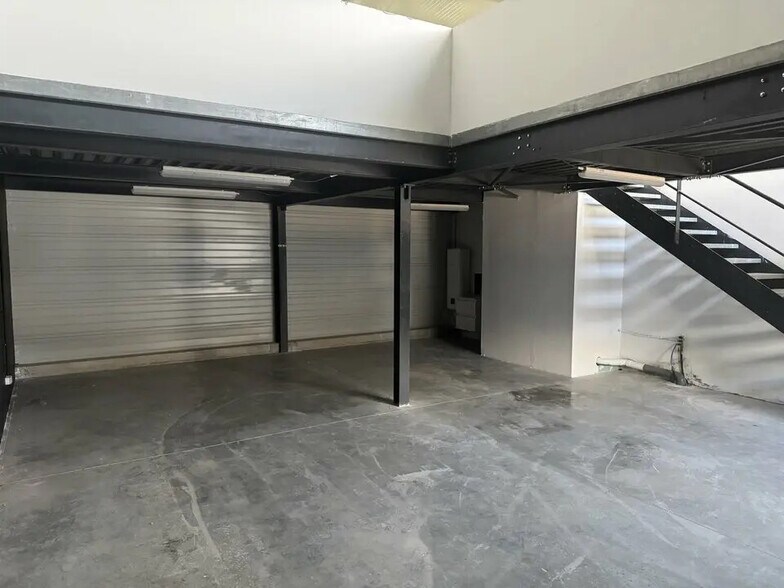 Flex in Anglet for lease - Primary Photo - Image 2 of 5