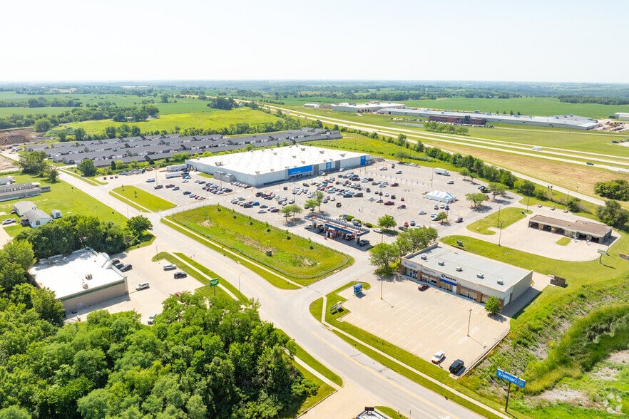 1008 W Bell Ave, Knoxville, IA for lease - Aerial - Image 3 of 3