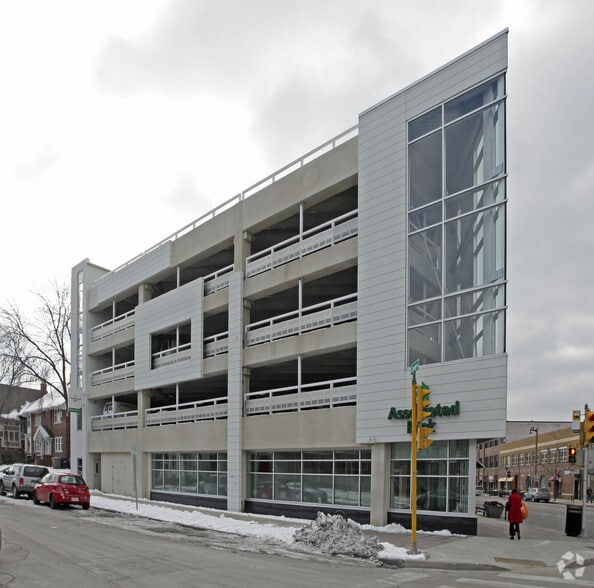 2574-2590 N Downer Ave, Milwaukee, WI à vendre - Photo du bâtiment - Image 2 de 6