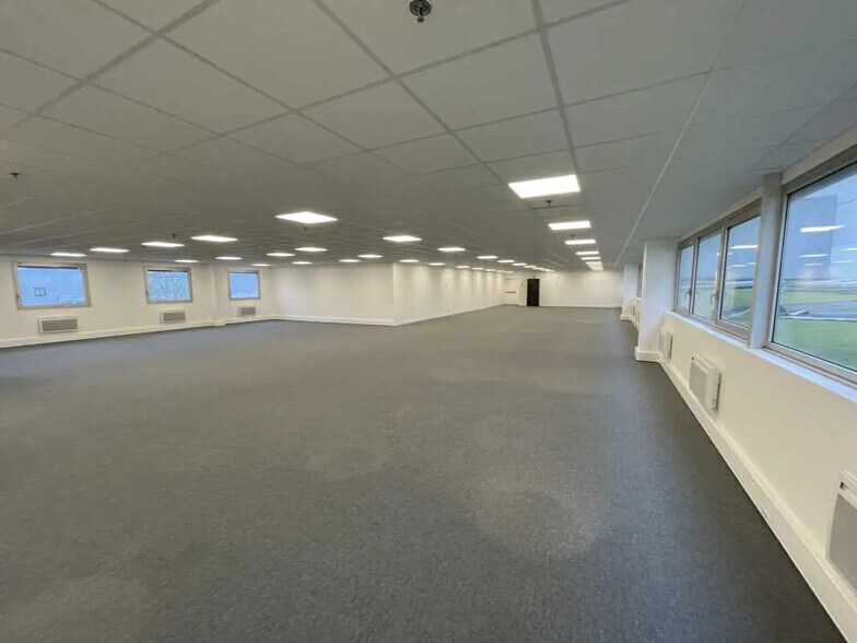 Office in Croissy-Beaubourg for lease - Interior Photo - Image 3 of 7