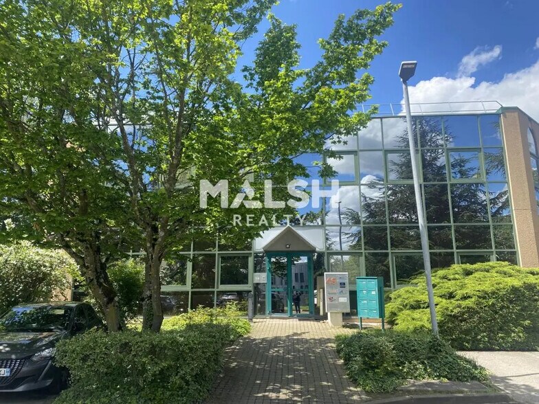 Office in Limonest for lease - Building Photo - Image 2 of 9