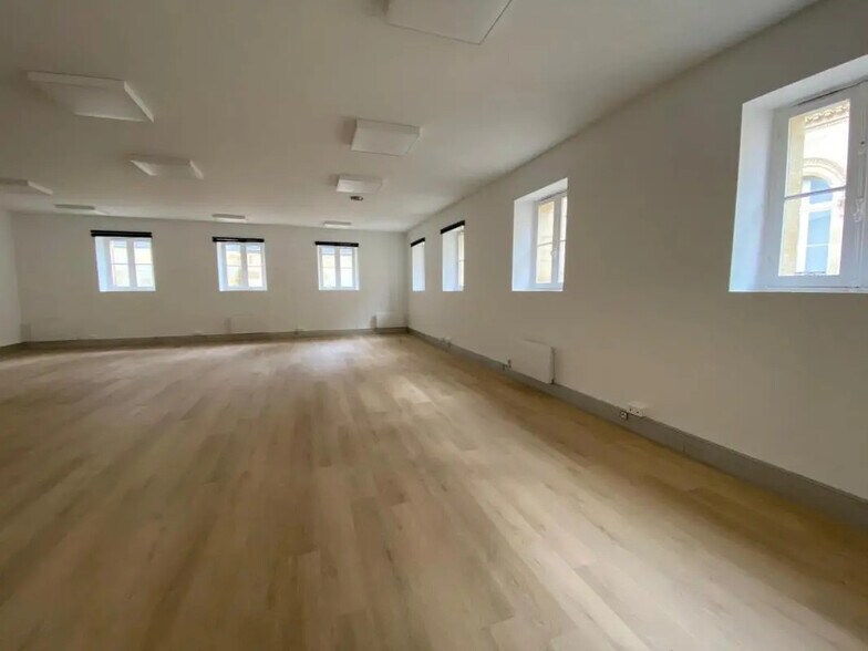 Office in Bordeaux for lease - Interior Photo - Image 2 of 4