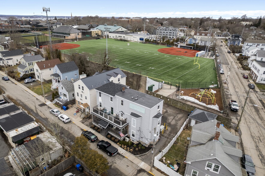 28 Weaver Ave, Newport, RI à vendre - Photo du bâtiment - Image 3 de 13