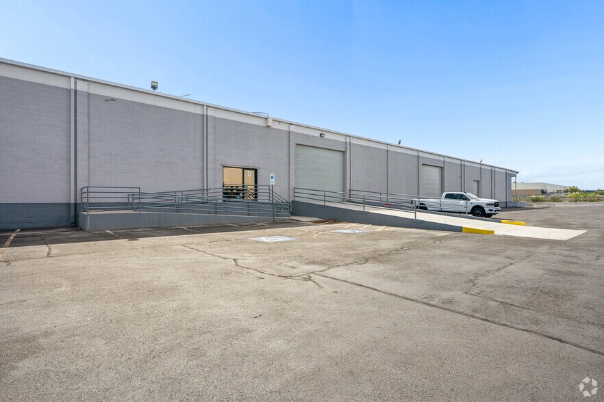 6065 Polaris Ave, Las Vegas, NV à louer - Photo du bâtiment - Image 3 de 13