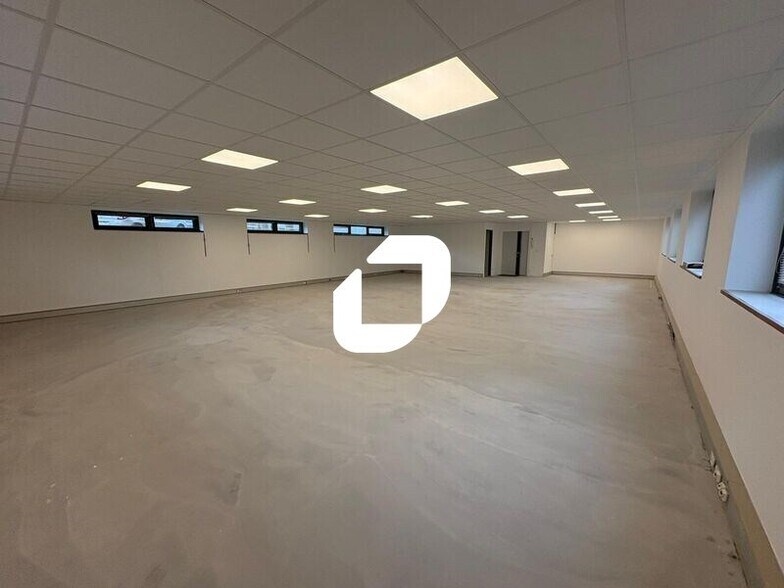 Office in Saint-Germain-en-Laye for lease - Interior Photo - Image 2 of 20