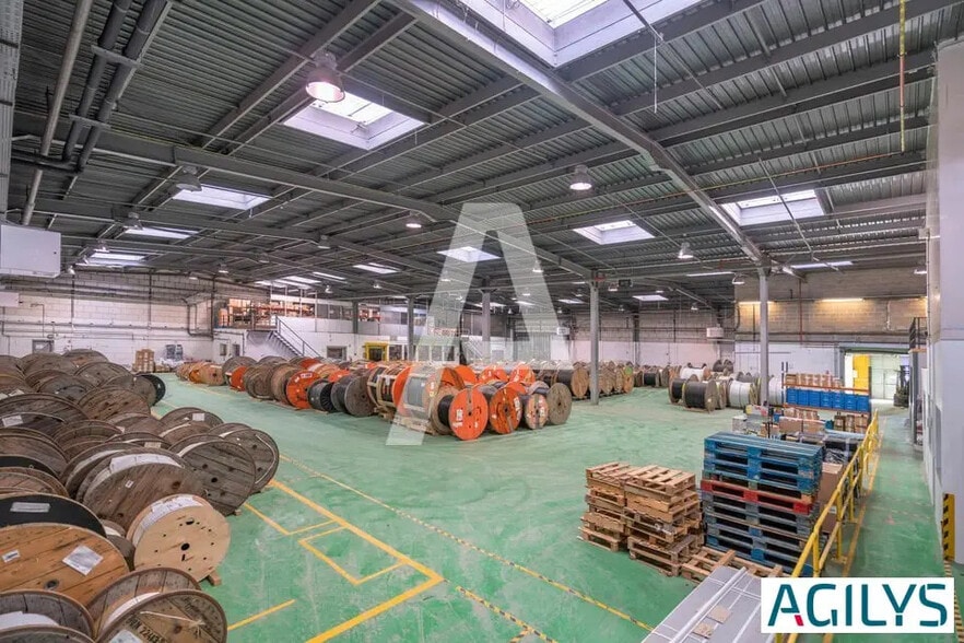 Flex in Palaiseau for lease - Interior Photo - Image 1 of 12