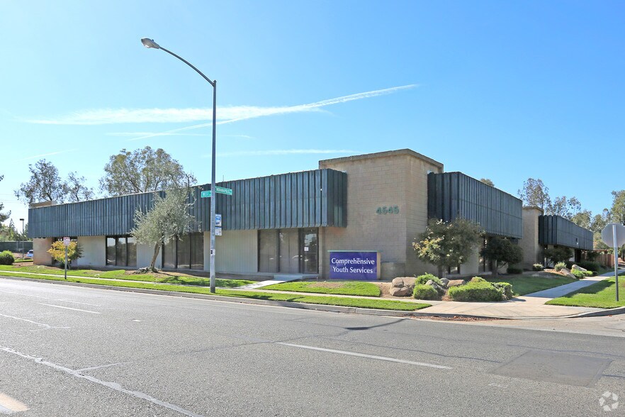 4545 N West Ave, Fresno, CA à louer - Photo du bâtiment - Image 2 de 17