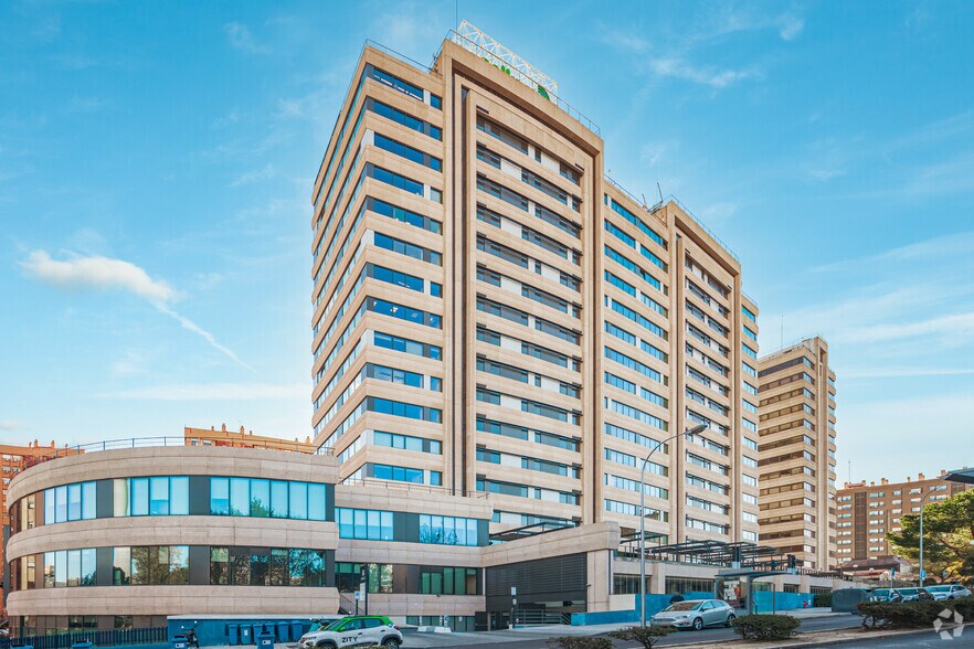 Calle de Juan Esplandiú, 11-13, Madrid, Madrid à louer - Photo du bâtiment - Image 1 de 4