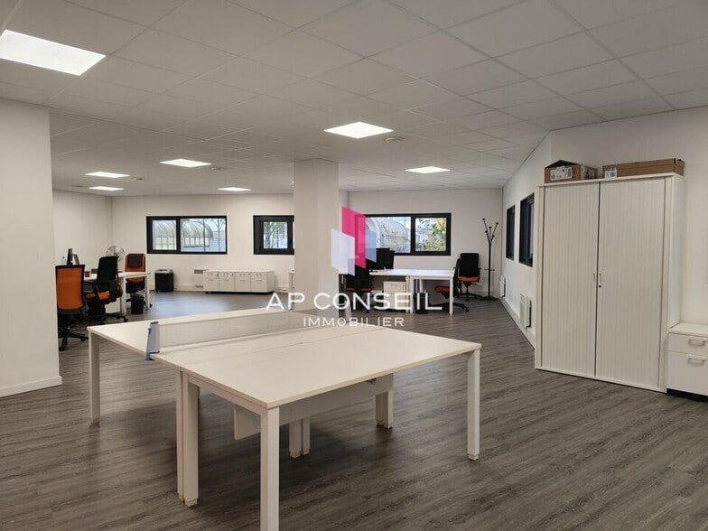 Bureau dans Montigny-le-Bretonneux à louer - Photo intérieure - Image 1 de 6
