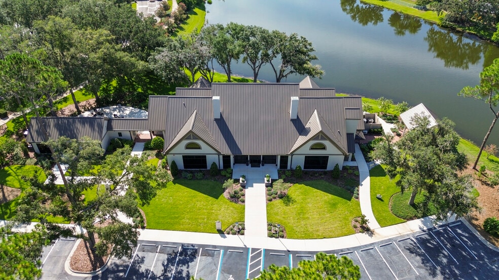 8709 Hunters Green Dr, Tampa, FL for lease - Building Photo - Image 2 of 12