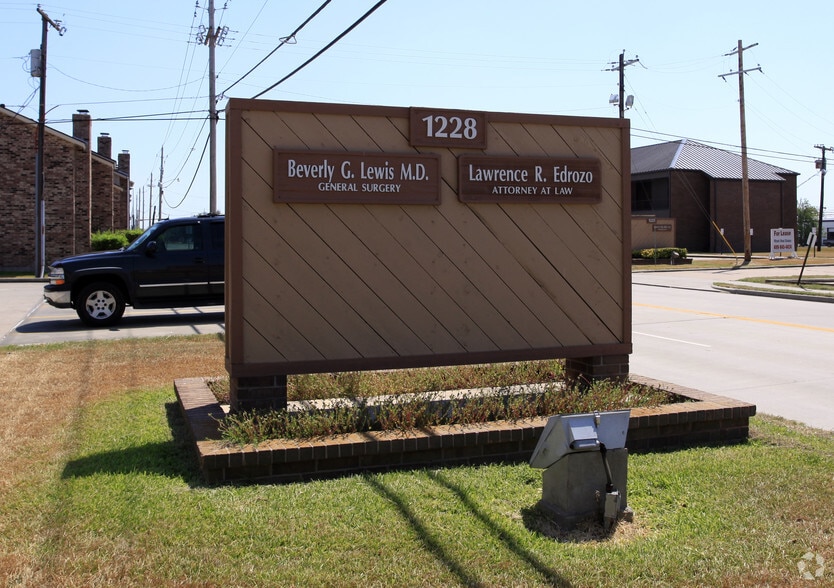 1228 N Logan St, Texas City, TX for lease - Building Photo - Image 3 of 3