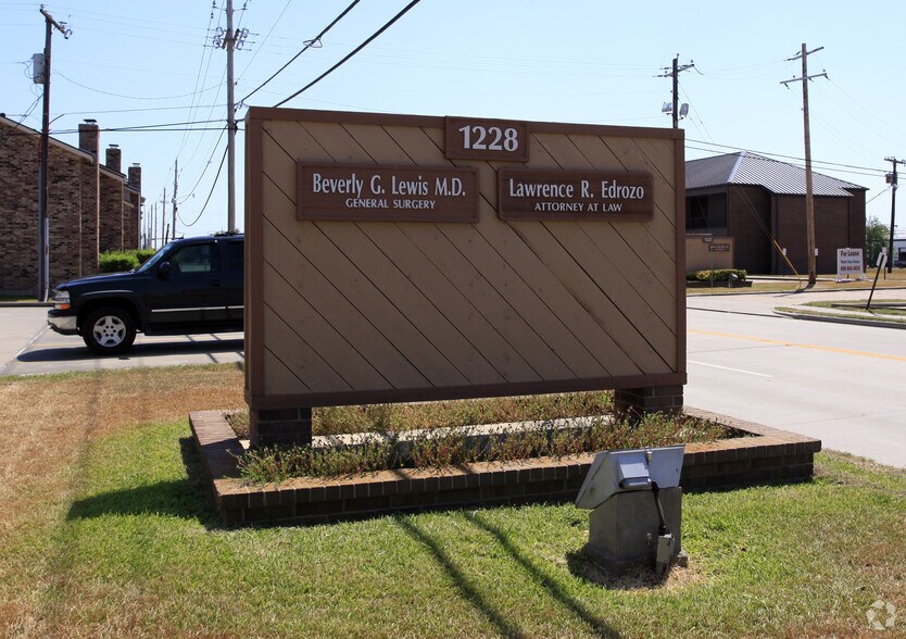 1228 N Logan St, Texas City, TX à louer - Photo du bâtiment - Image 3 de 3