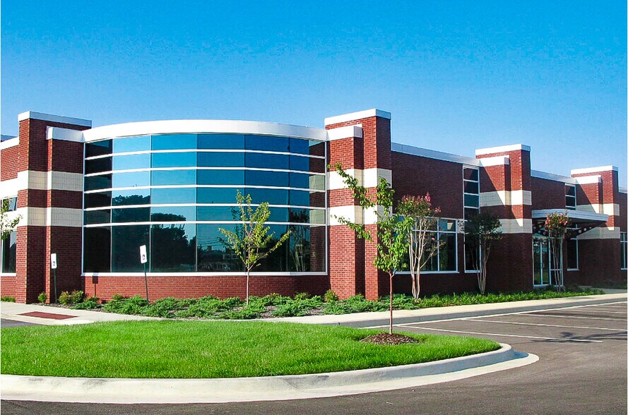 7027 Old Madison Pike NW, Huntsville, AL à louer - Photo du bâtiment - Image 2 de 3