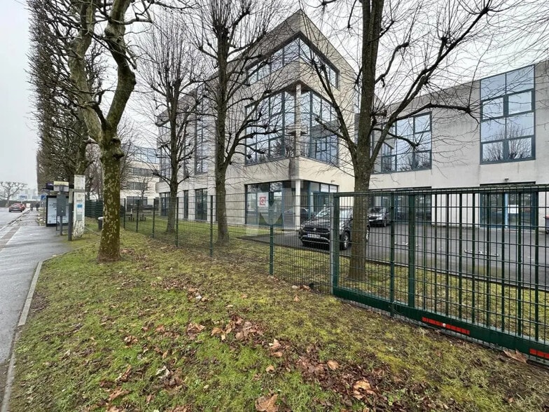 Office in Les Ulis for lease - Building Photo - Image 2 of 15