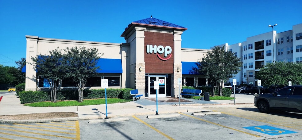 1113 N I-35 Fwy, San Marcos, TX for lease - Building Photo - Image 1 of 4
