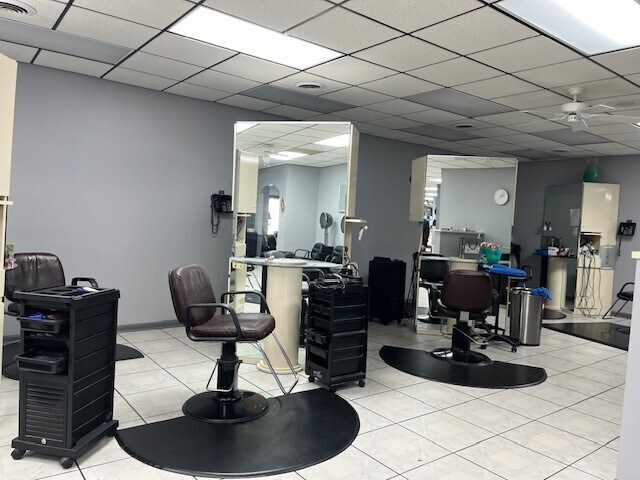 4901 Tippecanoe Dr, Evansville, IN à louer - Photo du bâtiment - Image 3 de 6