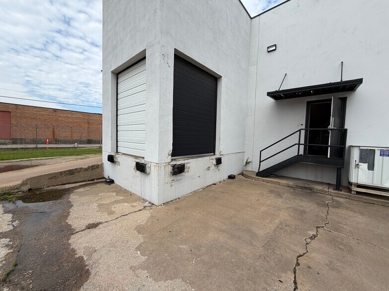 9019 Governors Row, Dallas, TX à louer - Photo du bâtiment - Image 3 de 25