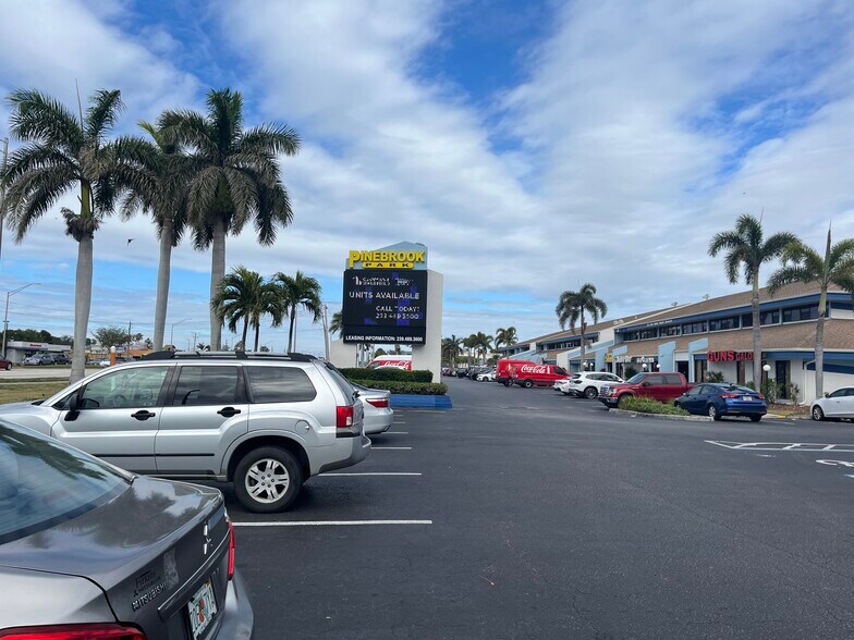 12995 S Cleveland Ave, Fort Myers, FL à louer - Photo du bâtiment - Image 2 de 20