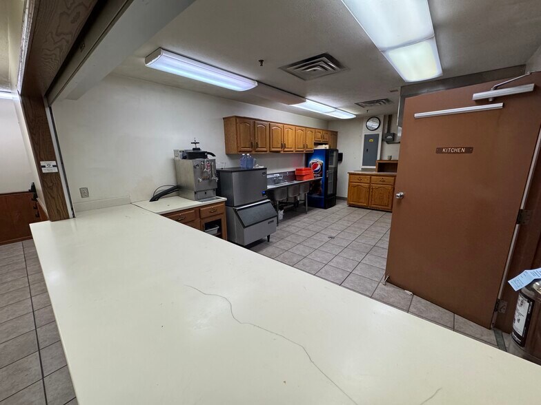 1066 E State St, Newcomerstown, OH à vendre - Photo du bâtiment - Image 3 de 9