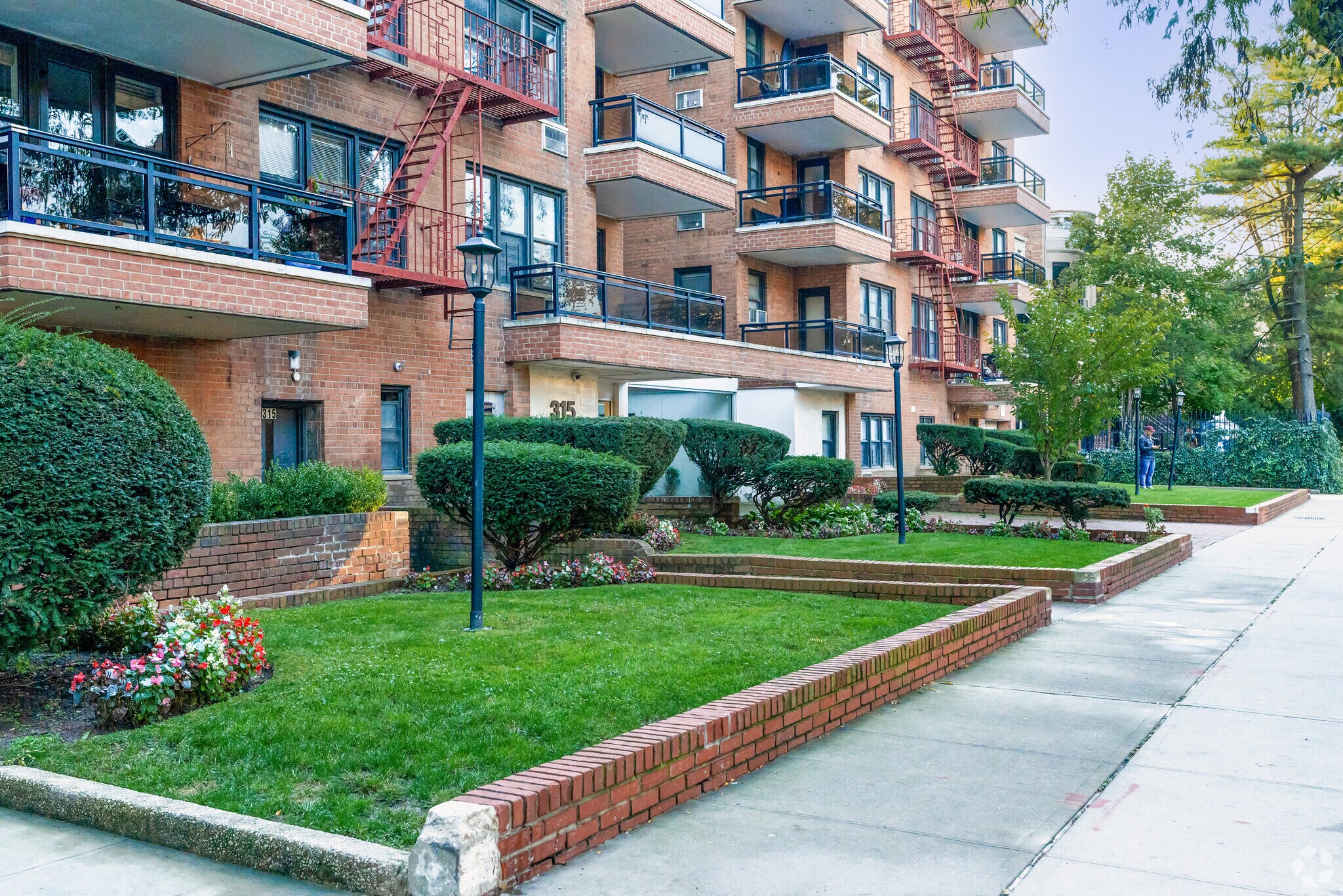 313-319 Ocean Pky, Brooklyn, NY à louer Photo du bâtiment- Image 1 de 8