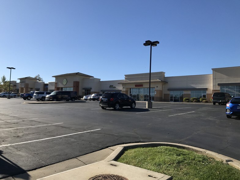 3680 NE Akin Dr, Lee's Summit, MO à louer - Photo du bâtiment - Image 3 de 12