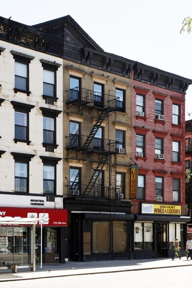 716 10th Ave, New York, NY à vendre - Photo du bâtiment - Image 2 de 7