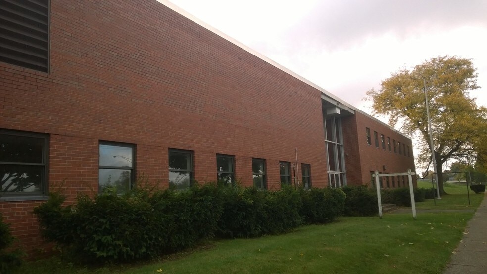 1011 Gorge Blvd, Akron, OH à louer - Photo du bâtiment - Image 3 de 5