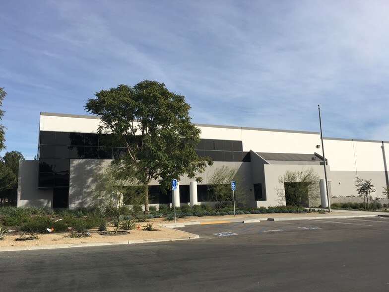 5125 Schaefer Ave, Chino, CA à louer - Photo du bâtiment - Image 3 de 8