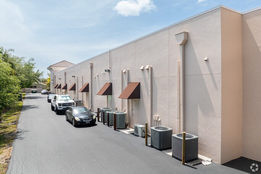 9671 Gladiolus Dr, Fort Myers, FL à louer - Photo du bâtiment - Image 3 de 5