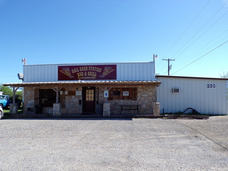 201 E Antonio St, Uvalde, TX for sale - Primary Photo - Image 1 of 1