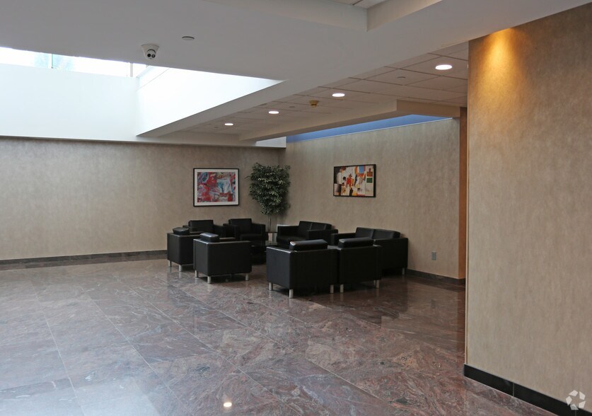 88 Froehlich Farm Blvd, Woodbury, NY à louer - Hall d’entrée - Image 3 de 4